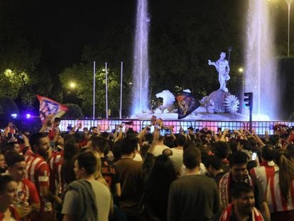 Aficionados del Atlético de Madrid celebran la victoria en la final de la Liga Europa en la plaza de Neptuno