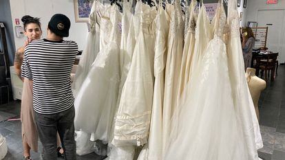 Venta de trajes de novia usados en Nueva York.