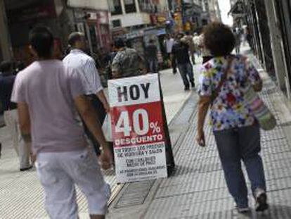 Detalle del cartel de un almacén en el centro de Buenos Aires (Argentina).