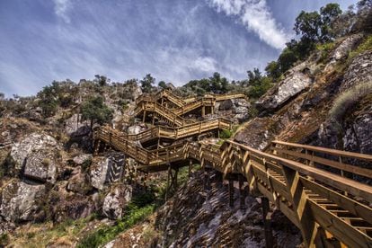 La ruta de las pasarelas del río Paiva, al noroeste de Portugal, obra del equipo Trimétrica, fue un éxito inmediato: abrió el pasado verano y la media diaria fue de 7.000 senderistas.