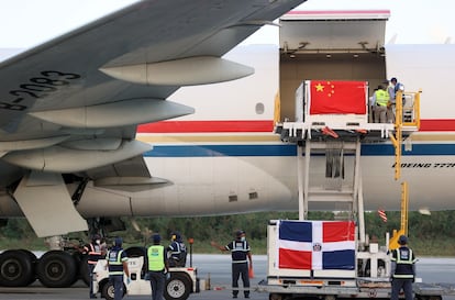 Operarios del Aeropuerto Internacional de Santo Domingo (República Dominicana), descargan parte de un lote de un millón de dosis de vacunas de la farmacéutica china Sinovac.