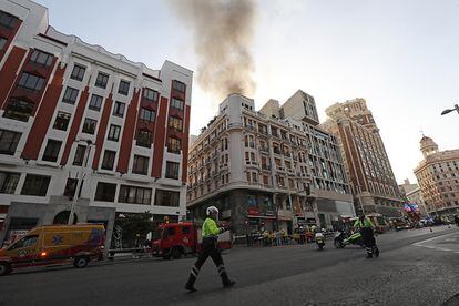 El incendio se ha producido en un edificio construído hace cuatro años y que alberga apartamentos turísticos. Las llamas han generado una aparatosa columna de humo visible visible desde gran parte de Madrid.