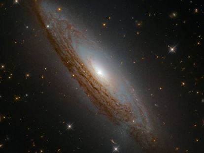 La galaxia ESO 021-G004, fotografiada por el Hubble, tiene un agujero negro supermasivo en el centro.