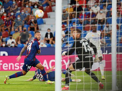 Vinicius marca el segundo gol al Levante.