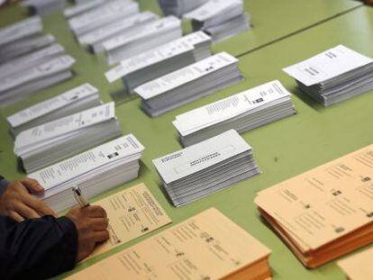 Papeletas en un colegio electoral de Valencia el 20 de diciembre.