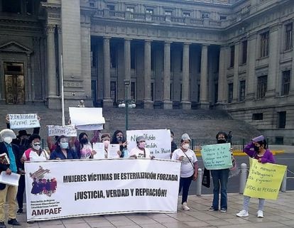 Varios miembros de AMPAEF, en una acción pública frente al Palacio de Justicia en Lima, Perú.