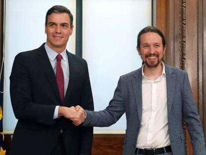 El candidato a la investidura, Pedro Sánchez, y el líder de Podemos, Pablo Iglesias, estrechan sus manos durante el acto de firma del acuerdo programático.
