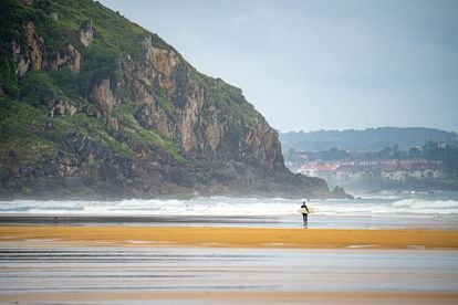 Surfista en una playa cerca de Somo, en Cantabria.