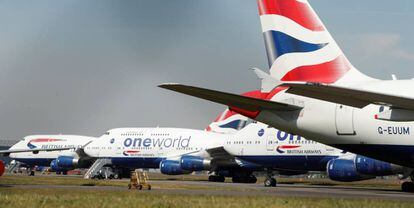 Aviones de British Airways estacionados en el aeropuerto de Bournemouth a la espera de la vuelta con una producción recortada y el despido de 12.000 empleados.