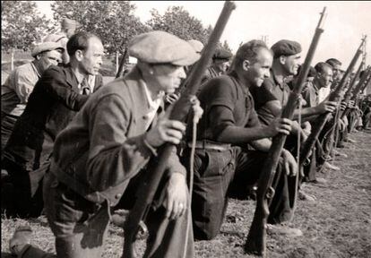 Soldados de la &#039;Quinta del Saco&#039;, en 1938, en una imagen in&eacute;dita de Francesc Boix.