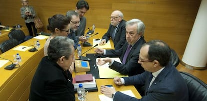 Los diputados de los grupos hablan con el presidente de la comisión, Rafael Maluenda