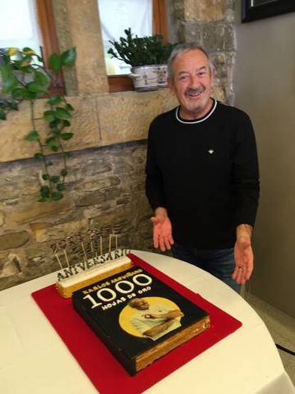 Arguiñano junto a la tarta por sus 50 años como cocinero.