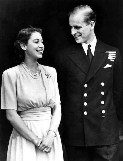 La princesa Isabel, junto a Felipe Mountbatten, en el anuncio de su compromiso en el palacio de Buckingham, en julio de 1947.