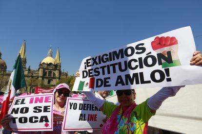 Un hombre durante la marcha en defensa del INE, en Guadalajara (Jalisco), el 26 de febrero.