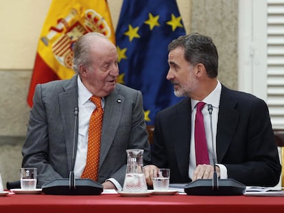 El rey Felipe VI, junto a su padre, el rey emérito Juan Carlos I, durante la reunión del patronato de la Fundación Cotec en 2019.