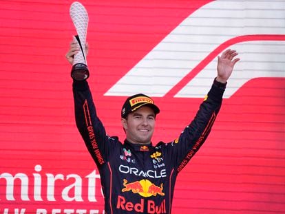 Checo Pérez celebra en el podio de Bakú, este domingo.
