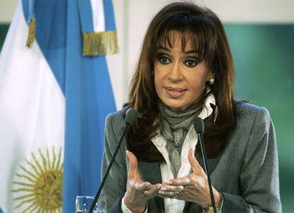 La presidenta argentina, Cristina Fernández, durante su primera comparencencia ante los medios desde que asumió el poder