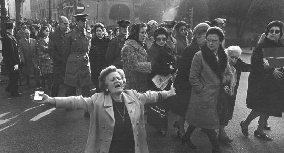 Colas ante el Palacio de Oriente durante el entierro de Franco, noviembre de 1975.