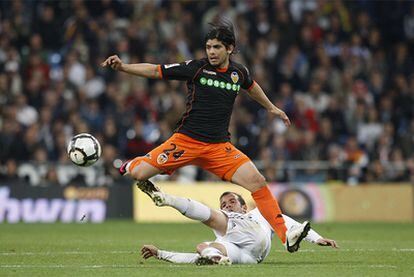 Banega, durante el partido entre el Real Madrid y el Valencia de la pasada temporada.