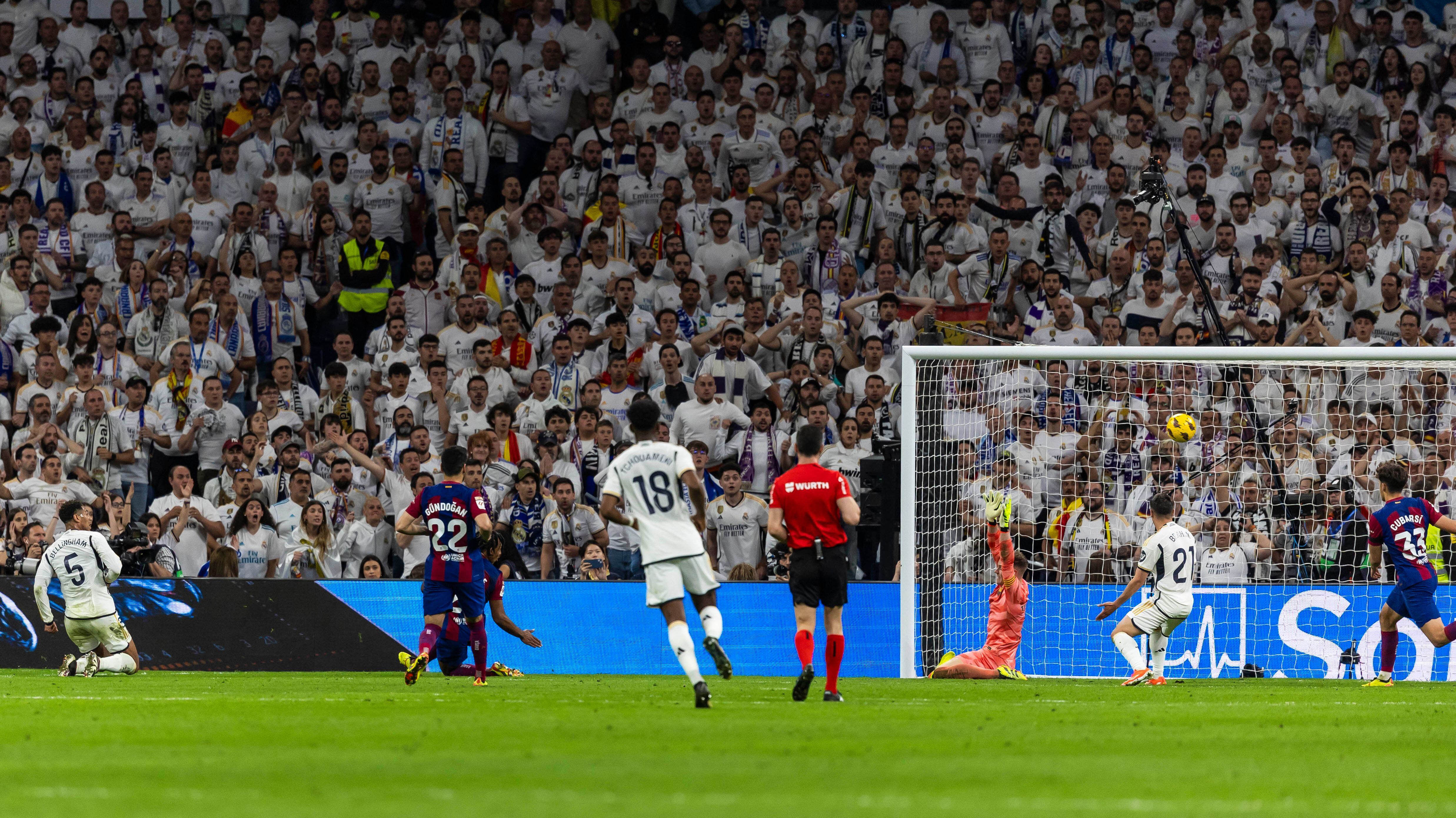 Bellingham, durante el gol que ha dado la victoria al Real Madrid, este domingo en el Bernabéu.