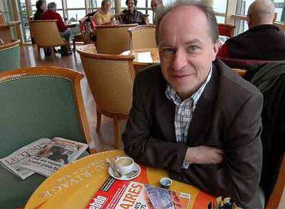 Alain Rebetez, redactor de <i>L'Hebdo,</i> en un café de Neuchâtel, Suiza.