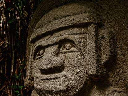Una de las estatuas precolombinas en el Parque Arqueológico de San Agustín (Colombia).