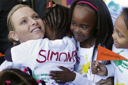 La princesa Charlene junto a un grupo de niñas en una visita a un hospicio en Sudáfrica.
