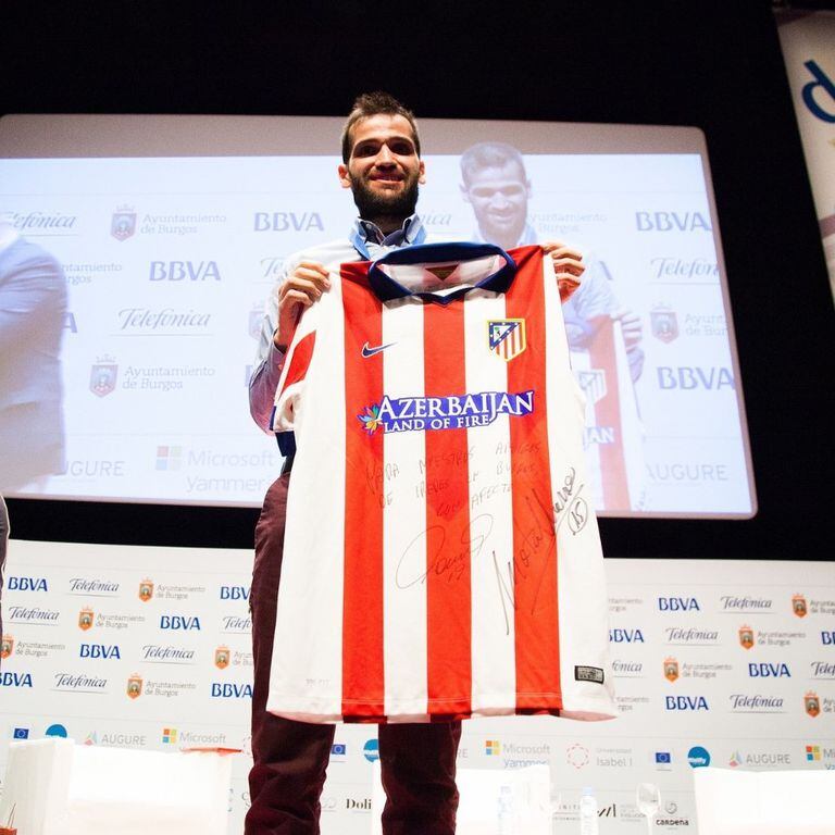 Carlos Matallanas viste la camiseta del Atlético durante un evento del club.