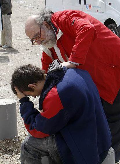 Francisco José Pascual atiende a un hombre en la Cañada Real.