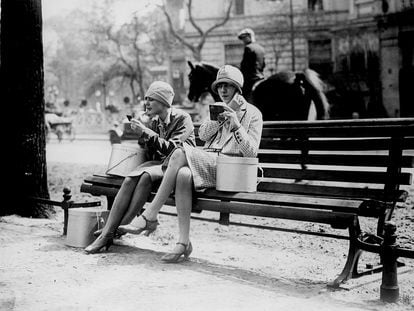Unas mujeres se maquillan en un parque en París alrededor de 1930.