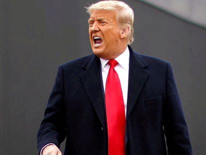 Trump, en una imagen de 2021, junto al muro construido en la frontera con México.