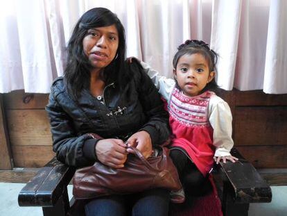 Alesina, de 19 a&ntilde;os, con su hija en la consulta de planificaci&oacute;n familiar.