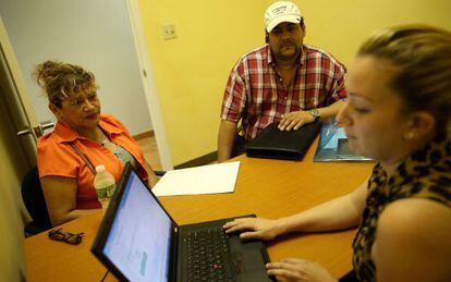Dos ciudadanos de Miami reciben asistencia para contratar un seguro médico.