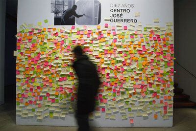 Mural con cientos de mensajes en apoyo a la permanencia del centro José Guerrero en Granada.