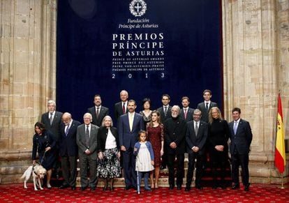 Don Felipe y doña Letizia posan con los galardonados con los Premios Príncipe de Asturias 2013, durante la audiencia que ha tenido lugar esta mañana en el Hotel de la Reconquista de Oviedo.