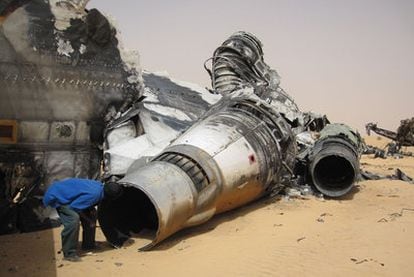 Restos del avión que trasladó la cocaína de Colombia al desierto de Malí en noviembre de 2009.