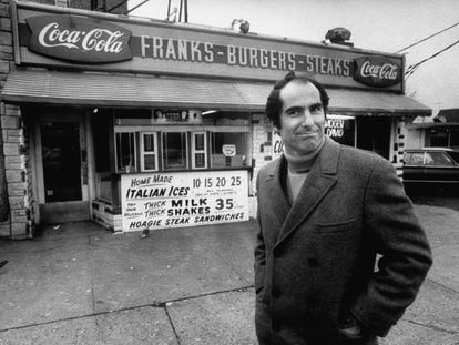 El escritor Philip Roth, delante de una de sus hamburgueserías favoritas en Newark, en diciembre de 1968.