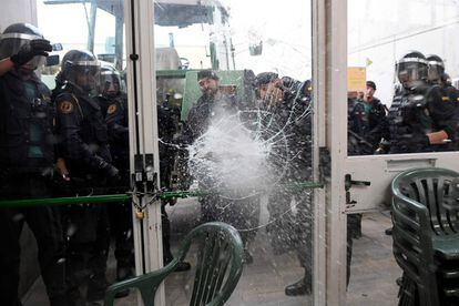 La Guàrdia Civil trenca una porta al centre de votació de Sarrià de Ter (Gironès).