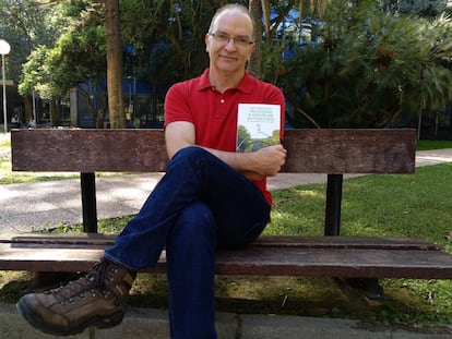 Juan Carlos Siurana posa con su libro en la Facultad de Filosofía y Ciencias de la Educación de la Universidad de Valencia.