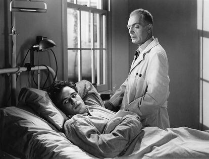 En su primera película, ‘The Men’ (1950), Marlon Brando interpreta a un veterano de guerra que queda paralítico. Para meterse en el papel tanto emocional, psicológica como físicamente, el actor pasó un mes en la cama de un hospital.