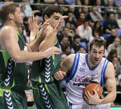Panko (a la derecha) trata de superar a Archibald y Blanco