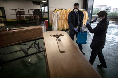 Trabajadores del tanatorio de la M-30, en Madrid, desinfectan féretros de víctimas de coronavirus, el pasado 30 de marzo.