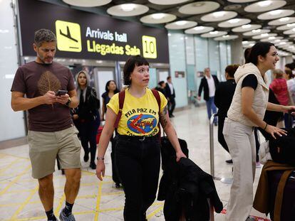 Familiares y amigos recibían a los viajeros de un vuelo procedente de Tel Aviv (Israel), en el aeropuerto de Barajas, este lunes.