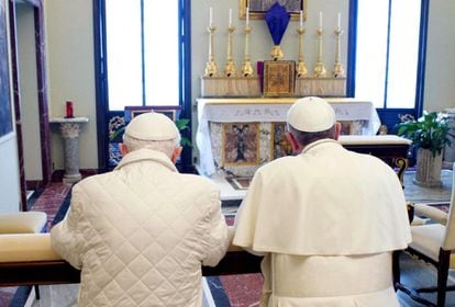 Ambos han rezado juntos. Benedicto XVI le ha cedido el puesto de honor al Papa y este lo ha rechazado dici&eacute;ndole: &quot;Somos hermanos&quot;