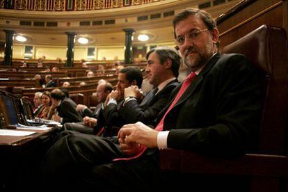 Rajoy, junto a Acebes y Zaplana,  en el Congreso.