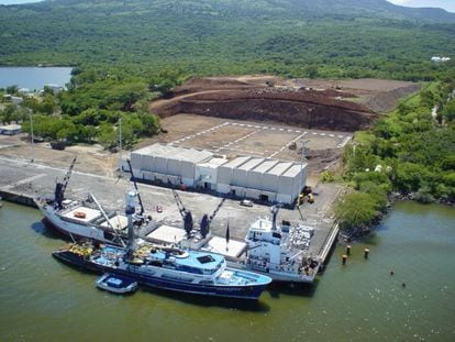 Factoría del Grupo Calvo en la bahía de La Unión (El Salvador)