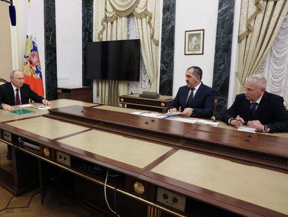 En una foto distribuida por el Kremlin, el presidente ruso, Vladímir Putin (izquierda), se reúne con el exalto cargo del grupo mercenario Wagner Andrei Troshev (a la derecha) y el viceministro de Defensa, Yunus-Bek Yevkurov (al centro).