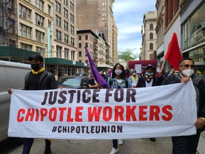 Trabajadores de la cadena de restaurantes de comida rápida Chipotle, en su mayoría latinos, protestan esta semana en Nueva York por sus condiciones de trabajo.
