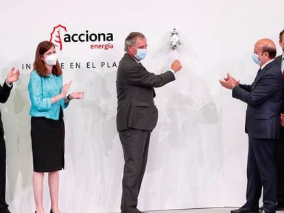 José Manuel Entrecanales, toca la campanilla en la salida a Bolsa de Acciona Energía; a su derecha, el consejero delegado de la empresa, Rafael Mateo.
