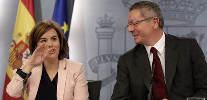 Alberto Ruiz Gallardón junto a Soraya Saez de Santamaría, en una rueda de prensa.